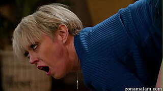Dee MILF 2 Player Playing